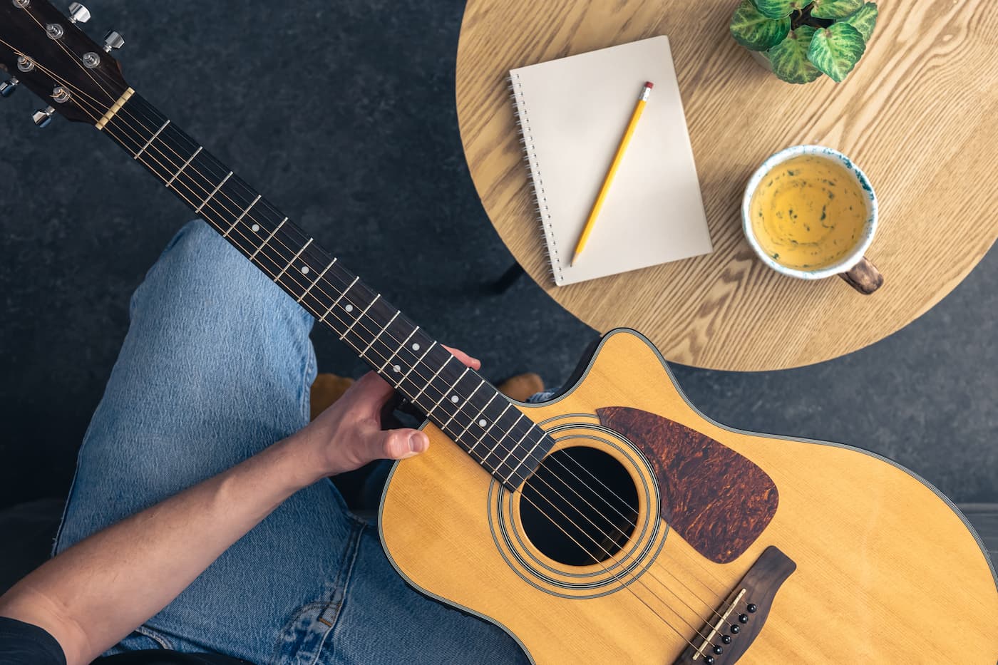 Guitariste avec carnet et tasse, vue de dessus